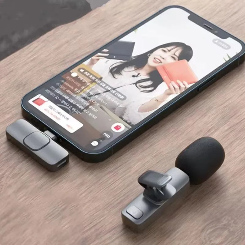 MICROFONE TIPO C SEM FIO PARA TRANSMISSÃO AO VIVO E GRAVAÇÃO DE VIDEOS COM REDUÇÃO DE RUÍDO.